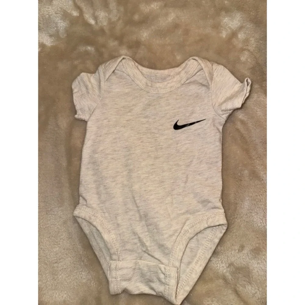 Nike Baby Bodysuit Oatmeal Heather Short Sleeve Swoosh Logo Newborn Infant (E)
